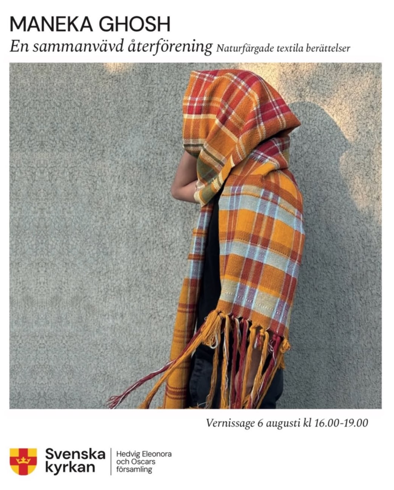 Affisch med vit bakgrund. Överst MANEKA GHOSH, följt av titeln En sammanvävd återförening och undertiteln Naturfärgade textila berättelser. Fotografi av person med orange rutigt handvävt plagg. Svenska kyrkans logotyp längst ned.